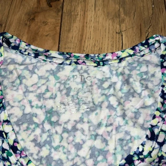 floral v-neck top - Picture 3 of 4